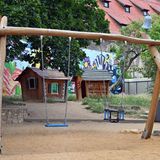 Wenn Kinder ihre Freizeit draußen verbringen, dann auch gerne auf den Spielplätzen. Allerdings gibt es keine amtliche Statistik dazu, wie viele Spielplätze es in Deutschland gibt. Laut Statistischem Bundesamt sollen 15 Prozent der Siedlungsfläche hierzulande Sport-, Freizeit- und Erholungsfläche sein – Spielplätze inklusive. Das Beratungsunternehmen Inside Statistics hat versucht, die Zahl anhand verschiedener Datenquellen zu erheben. Demnach soll es knapp 100.000 Spielplätze geben.      Klar ist aber, dass nicht jedes Kind einfach so überall herumturnen kann. 80 Prozent der deutschen Spielplätze sind nicht barrierefrei, zeigt eine Untersuchung von 1000 Spielplätzen vom Forschungsinstitut für Inklusion durch Bewegung und Sport und die Organisation Aktion Mensch.