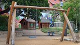 Wenn Kinder ihre Freizeit draußen verbringen, dann auch gerne auf den Spielplätzen. Allerdings gibt es keine amtliche Statistik dazu, wie viele Spielplätze es in Deutschland gibt. Laut Statistischem Bundesamt sollen 15 Prozent der Siedlungsfläche hierzulande Sport-, Freizeit- und Erholungsfläche sein – Spielplätze inklusive. Das Beratungsunternehmen Inside Statistics hat versucht, die Zahl anhand verschiedener Datenquellen zu erheben. Demnach soll es knapp 100.000 Spielplätze geben.      Klar ist aber, dass nicht jedes Kind einfach so überall herumturnen kann. 80 Prozent der deutschen Spielplätze sind nicht barrierefrei, zeigt eine Untersuchung von 1000 Spielplätzen vom Forschungsinstitut für Inklusion durch Bewegung und Sport und die Organisation Aktion Mensch.