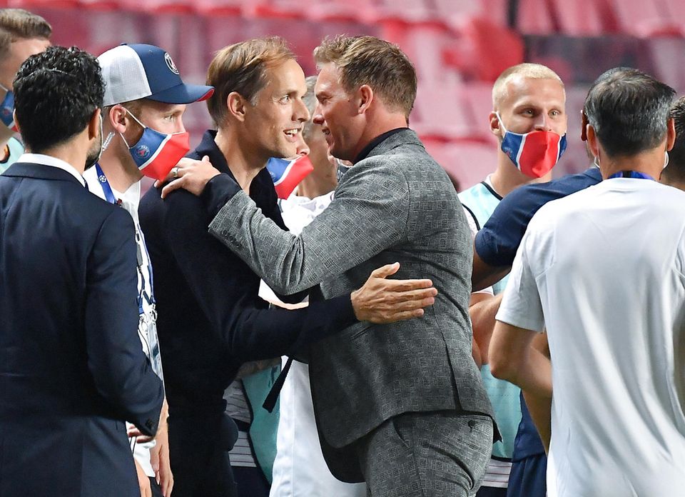 Die Trainer Thomas Tuchel und Julian Nagelsmann umarmen sich nach dem Spiel