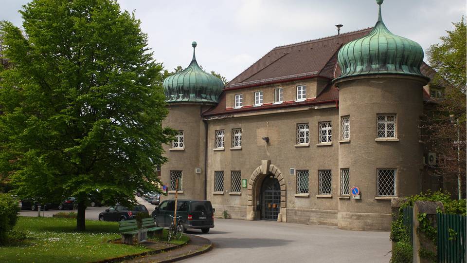 Die Justizvollzugsanstalt in Landsberg am Lech, ein grauer alter Bau mit Türmchen