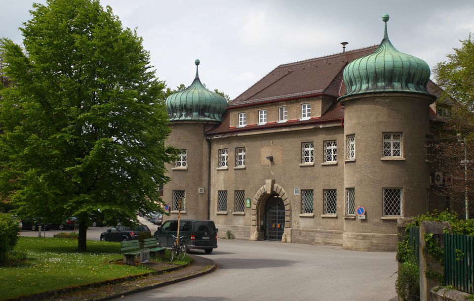 Die Justizvollzugsanstalt in Landsberg am Lech, ein grauer Altbau mit Türmchen