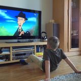 Youtube ist heute nicht mehr wegzudenken, ergab eine Befragung von über 5000 Kindern und Jugendlichen im Alter von drei bis 17 Jahren. Der Online-Dienst Youtube wird in allen Altersgruppen am häufigsten genutzt (50 bis 75 Prozent). Danach folgt Netflix, bei den 11- bis 13-Jährigen dominiert Tiktok. Den Sender Kika schalten Kinder nur noch bis zum Ende der Grundschule ein – und selbst dann im Vergleich zu Netflix, Amazon Prime und Co. nur sehr selten. Zu den beliebtesten Sendungen bei Kindergartenkindern gehören "Paw Patrol", "Peppa Wuzz", "Feuerwehrmann Sam" und "Die Eiskönigin". Für junge Teenager (11 bis 13 Jahre) sind Influencer am wichtigsten. Und bis zum 18. Geburtstag interessieren sich die Jugendlichen am meisten für Sportler und Sänger.      Die Nutzung von Medien steigt mit dem Alter – und hängt auch davon ab, wie viel Zeit die Eltern vor Bildschirmen verbringen. Und wenn Kinder ihr erstes Smartphone bekommen, dann bleibt der Fernseher häufiger ausgeschaltet.