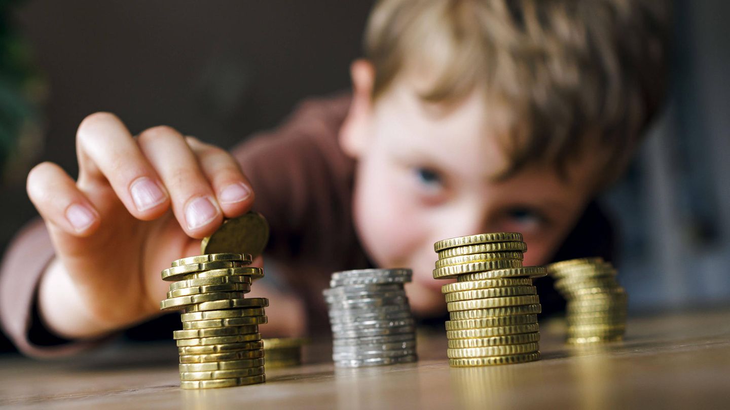 Wie viel Geld geben Eltern für ihre minderjährigen Kinder aus? Bis Kinder volljährig sind, geben Eltern durchschnittlich rund 165.000 Euro für den Nachwuchs aus. Pro Monat zahlten Paare für ein Kind im Jahr 2018 763 Euro. Bei Alleinerziehenden sind es ungefähr 500 Euro weniger, zeigen Daten zu Konsumausgaben des Statistischen Bundesamtes. Nach Berechnungen der Commerzbank sind Kinder in den ersten sechs Jahren noch "am günstigsten". Für die Erstausstattung geben Eltern knapp 3000 Euro aus. Für Nahrung, Windeln, Kleidung und Spielzeug fallen dann monatlich ungefähr 590 Euro an. Ab der Grundschule steigen die Kosten auf über 600 Euro – zu den Grundbedürfnissen kommen dann noch Schulausstattung und Hobbys dazu. Ab der Pubertät werden Kinder noch einmal um ungefähr 100 Euro teurer. Dann müssen auch teurere Klassenfahrten, Ausflüge, erste Computer und Handys bezahlt werden. Bei einigen Teenagern kommt auch schon der Führerschein oben drauf.