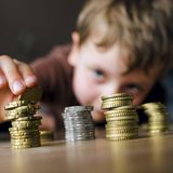 Bis Kinder volljährig sind, geben Eltern durchschnittlich rund 165.000 Euro für den Nachwuchs aus. Pro Monat zahlten Paare für ein Kind im Jahr 2018 763 Euro. Bei Alleinerziehenden sind es ungefähr 500 Euro weniger, zeigen Daten zu Konsumausgaben des Statistischen Bundesamtes.      Nach Berechnungen der Commerzbank sind Kinder in den ersten sechs Jahren noch "am günstigsten". Für die Erstausstattung geben Eltern knapp 3000 Euro aus. Für Nahrung, Windeln, Kleidung und Spielzeug fallen dann monatlich ungefähr 590 Euro an. Ab der Grundschule steigen die Kosten auf über 600 Euro – zu den Grundbedürfnissen kommen dann noch Schulausstattung und Hobbys dazu. Ab der Pubertät werden Kinder noch einmal um ungefähr 100 Euro teurer. Dann müssen auch teurere Klassenfahrten, Ausflüge, erste Computer und Handys bezahlt werden. Bei einigen Teenagern kommt auch schon der Führerschein oben drauf.