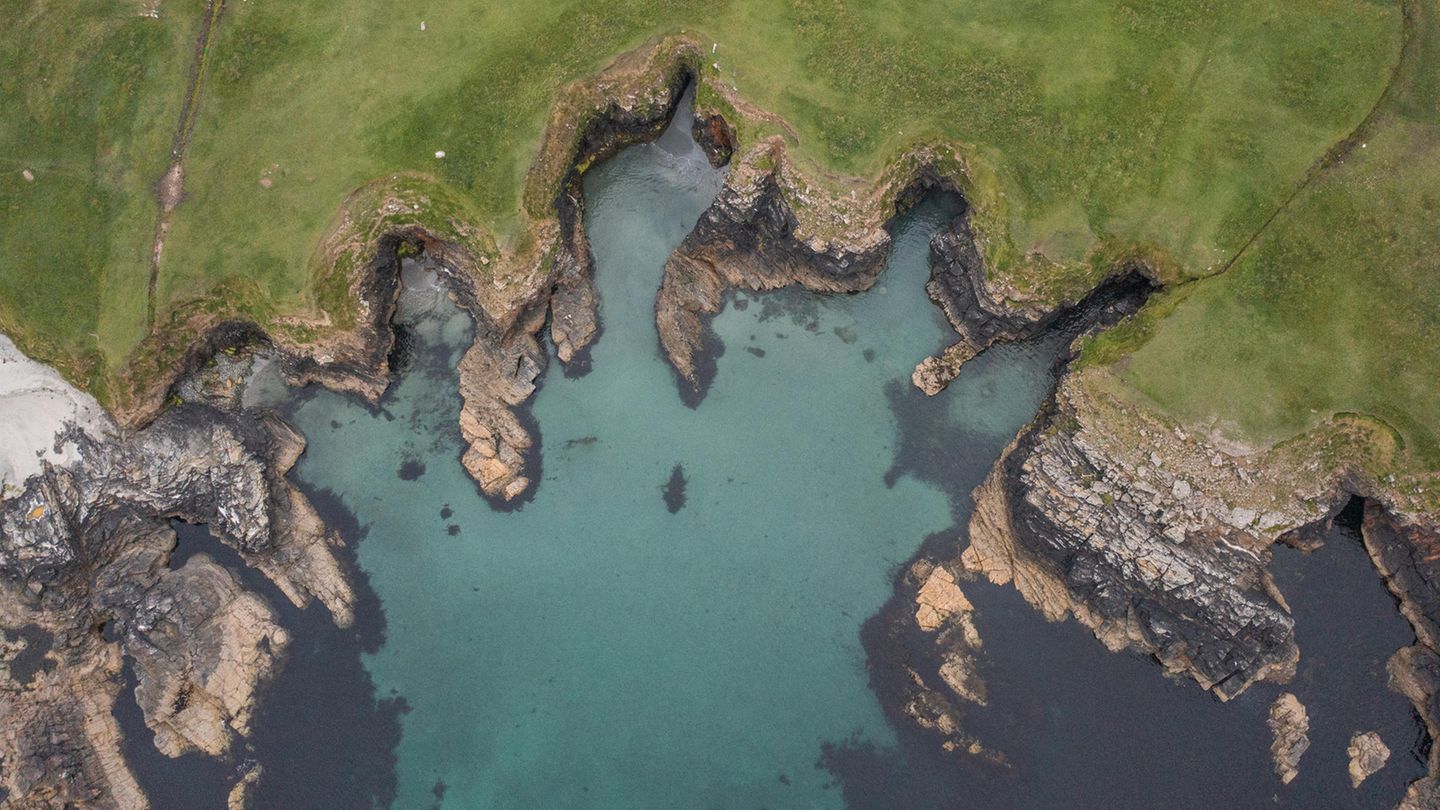 Die Shetland-Inseln gehören zu den mystischsten Orten unserer Meere. Das liegt zum einen daran, dass die schottische Inselgruppe touristisch nur schwer zu erreichen ist – vom Festland aus braucht man eine Propellermaschine, um dorthin zu gelangen. Zum anderen aber bestehen die Inseln zu einem großen Teil aus einer malerischen Moorlandschaft, die es in dieser Form kaum anderswo in Europa gibt. Und sie beherbergen noch eine weitere Attraktion...