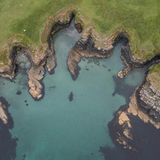 Die Shetland-Inseln gehören zu den mystischsten Orten unserer Meere. Das liegt zum einen daran, dass die schottische Inselgruppe touristisch nur schwer zu erreichen ist – vom Festland aus braucht man eine Propellermaschine, um dorthin zu gelangen. Zum anderen aber bestehen die Inseln zu einem großen Teil aus einer malerischen Moorlandschaft, die es in dieser Form kaum anderswo in Europa gibt. Und sie beherbergen noch eine weitere Attraktion...
