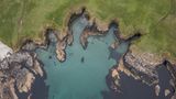 Die Shetland-Inseln gehören zu den mystischsten Orten unserer Meere. Das liegt zum einen daran, dass die schottische Inselgruppe touristisch nur schwer zu erreichen ist – vom Festland aus braucht man eine Propellermaschine, um dorthin zu gelangen. Zum anderen aber bestehen die Inseln zu einem großen Teil aus einer malerischen Moorlandschaft, die es in dieser Form kaum anderswo in Europa gibt. Und sie beherbergen noch eine weitere Attraktion...