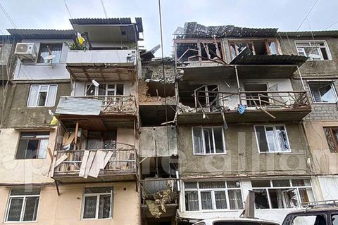 Ein zerstörtes Wohnhaus in Stepanakert 
