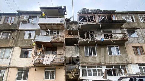 Ein zerstörtes Wohnhaus in Stepanakert 