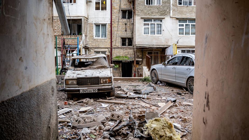 Schäden in einem Wohngebiet nach einem Militärschlag auf Stepanakert in Bergkarabach