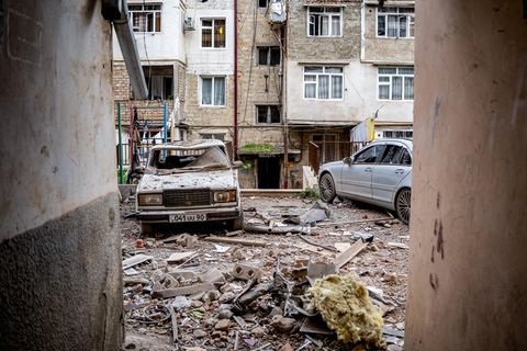 Schäden in einem Wohngebiet nach einem Militärschlag auf Stepanakert in Bergkarabach