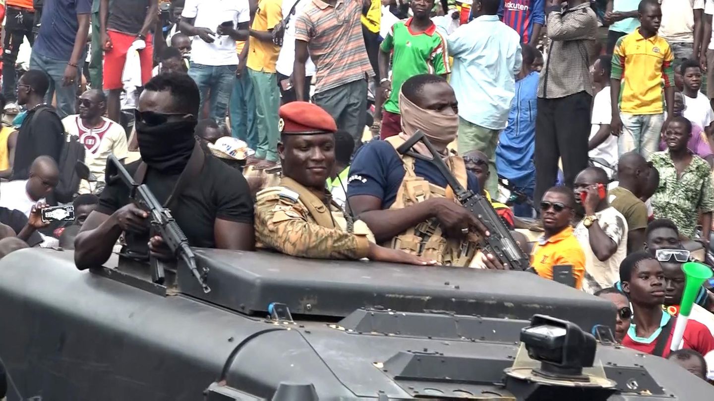 Ibrahim Traoré bei einer Parade in einem Militärfahrzeug im Oktober 2022