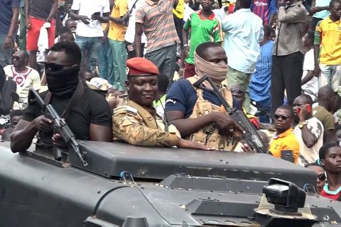 Ibrahim Traoré bei einer Parade in einem Militärfahrzeug im Oktober 2022