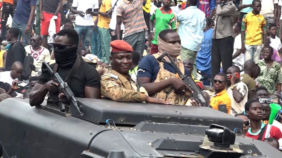 Ibrahim Traoré bei einer Parade in einem Militärfahrzeug im Oktober 2022
