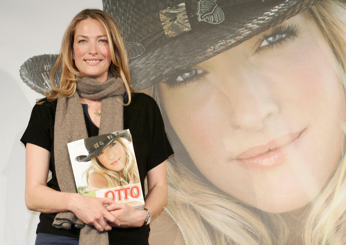 Tatjana Patitz – die Zurückhaltende Model Tatjana Patitz hält den Otto-Katalog in den Händen