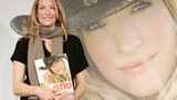 Tatjana Patitz – die Zurückhaltende  Model Tatjana Patitz hält den Otto-Katalog in den Händen