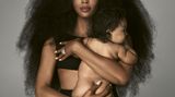 Naomi Campbell hält ihr nacktes Baby auf dem Arm. Das Bild ist das Cover der Vogue UK