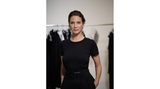 Supermodel Christy Turlington-Burns im schwarzen Shirt vor Fotostudio-Kulisse