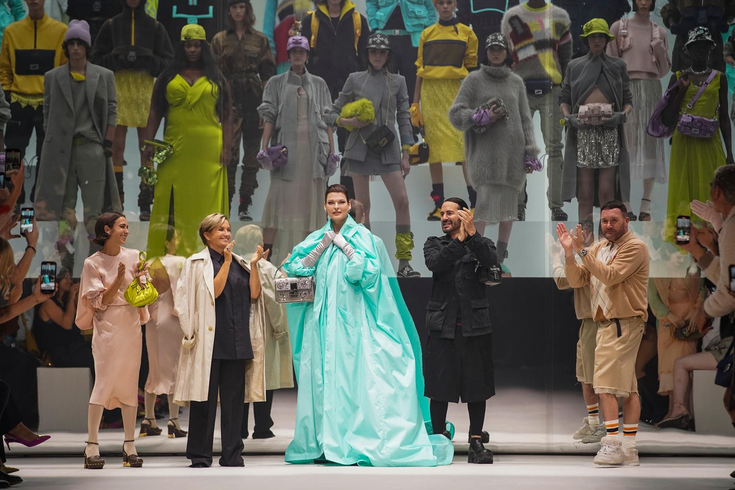 Showfinale bei Fendi: Linda Evangelista im türkisfarbenen Mantel auf dem Laufsteg