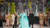 Showfinale bei Fendi: Linda Evangelista im türkisfarbenen Mantel auf dem Laufsteg
