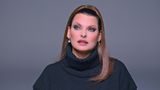 Supermodel Linda Evangelista, 58, im dunklen Rolli vor einer grauen Studiowand