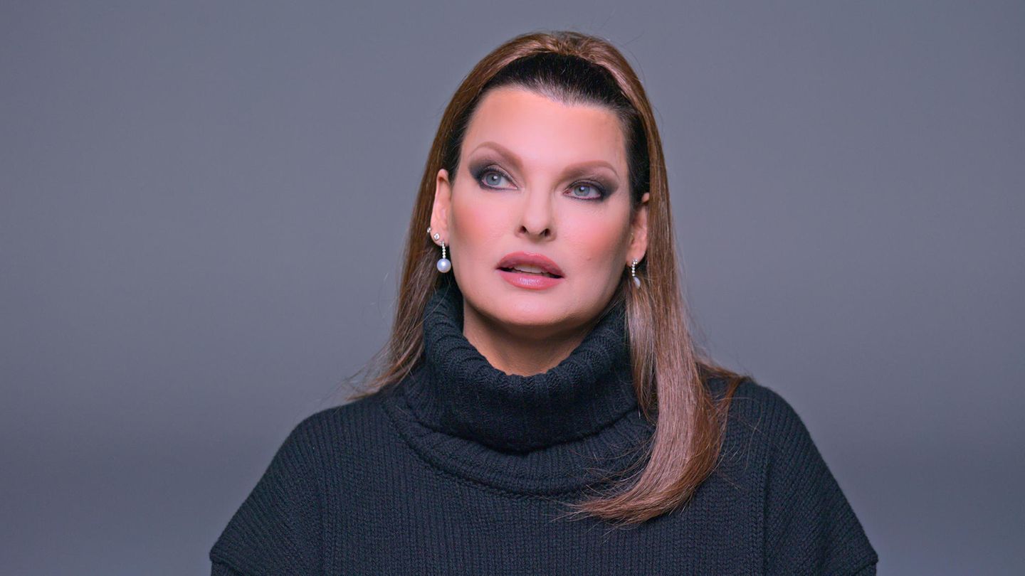 Linda Evangelista – das Chamäleon Supermodel Linda Evangelista, 58, im dunklen Rolli vor einer grauen Studiowand