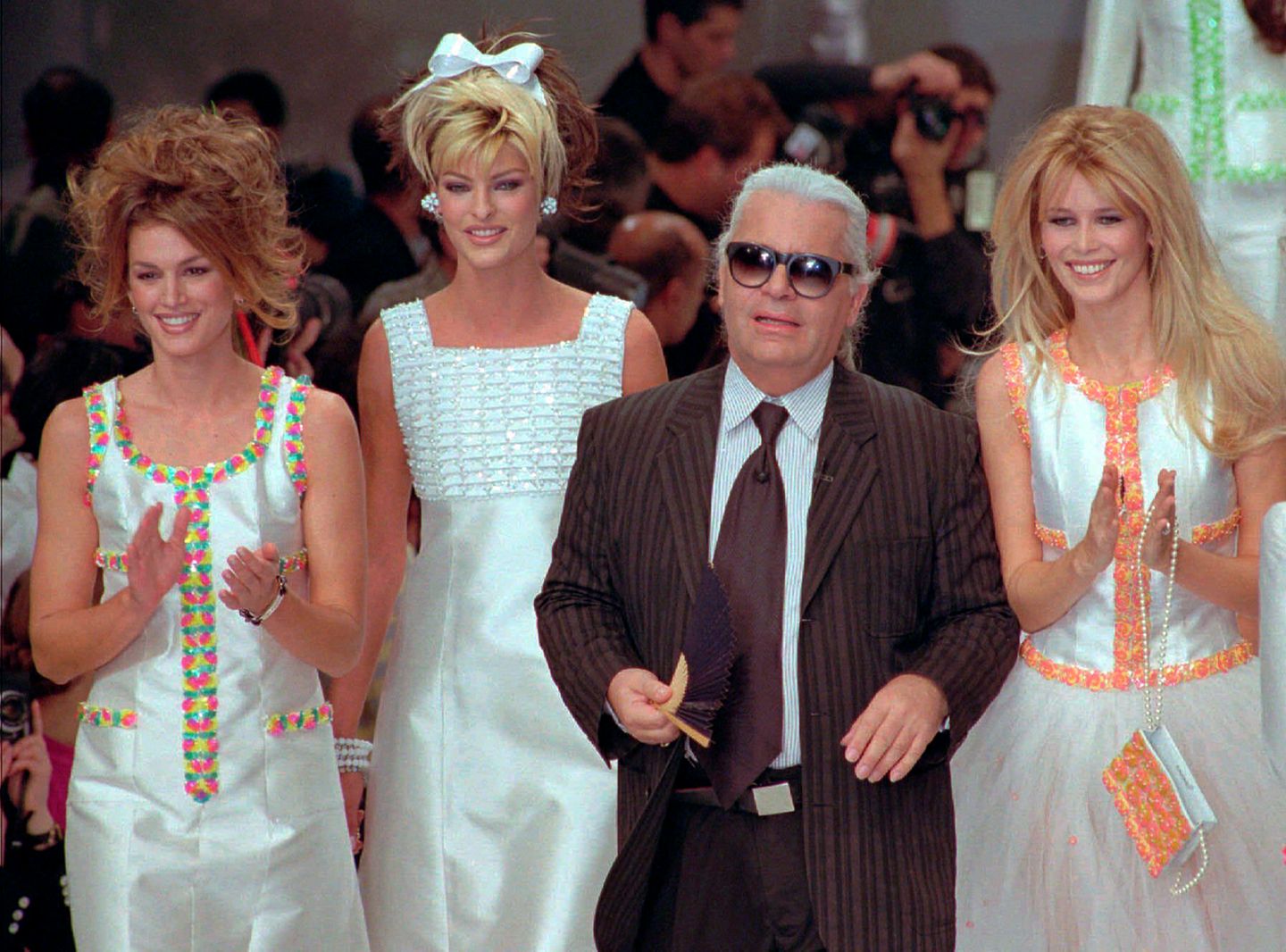 Die Macht der Models Cindy Crawford, Linda Evangelista und Claudia Schiffer laufen mit Lagerfeld 1996 über den Laufsteg