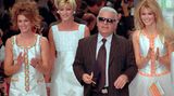 Cindy Crawford, Linda Evangelista und Claudia Schiffer laufen mit Lagerfeld 1996 über den Laufsteg