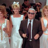 Cindy Crawford, Linda Evangelista und Claudia Schiffer laufen mit Lagerfeld 1996 über den Laufsteg