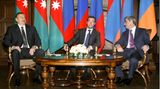 1994 wurde ein Waffenstillstand unterzeichnet. 2008 vereinbarten Armenien und Aserbaidschan nach russischer Vermittlung eine politische Lösung des Konflikts anzustreben. Das Bild zeigt die damaligen Präsidenten Ilham Aliyev (Aserbaidschan, links), Dmitri Medwedew (Russland, Mitte) und Serge Sargsian (Armenien, rechts). Aber auch in den folgenden Jahren kam es immer wieder zu Gefechten mit dutzenden Toten.  International wird Bergkarabach weiterhin als Teil Aserbaidschans angesehen. Das erdölreiche Aserbaidschan drohte wiederholt damit, Bergkarabach zurückzuerobern, sollten internationale Bemühungen zur Lösung des Konflikts zu keinem Ergebnis führen. Jahrelange Vermittlungsversuche scheiterten immer wieder.