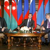 1994 wurde ein Waffenstillstand unterzeichnet. 2008 vereinbarten Armenien und Aserbaidschan nach russischer Vermittlung eine politische Lösung des Konflikts anzustreben. Das Bild zeigt die damaligen Präsidenten Ilham Aliyev (Aserbaidschan, links), Dmitri Medwedew (Russland, Mitte) und Serge Sargsian (Armenien, rechts). Aber auch in den folgenden Jahren kam es immer wieder zu Gefechten mit dutzenden Toten.  International wird Bergkarabach weiterhin als Teil Aserbaidschans angesehen. Das erdölreiche Aserbaidschan drohte wiederholt damit, Bergkarabach zurückzuerobern, sollten internationale Bemühungen zur Lösung des Konflikts zu keinem Ergebnis führen. Jahrelange Vermittlungsversuche scheiterten immer wieder.