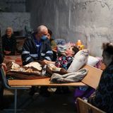 Im Herbst 2020 kam es zu einem neuen Krieg. Das Bild zeigt Menschen, die damals in Stepanakert Zuflucht in einem Luftschutzbunker suchten. Die Kämpfe endeten nach sechs Wochen und 6500 Toten mit einem von Russland vermittelten Waffenstillstandsabkommen, das Armenien zur Aufgabe großer Gebiete zwang. Russland entsandte 2000 Soldaten zur Überwachung des Waffenstillstands. Trotz ihrer Präsenz gingen die Auseinandersetzungen weiter, beide Seiten machten sich gegenseitig dafür verantwortlich.