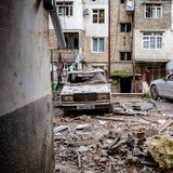 Schäden in einem Wohngebiet nach einem Militärschlag auf Stepanakert in Bergkarabach