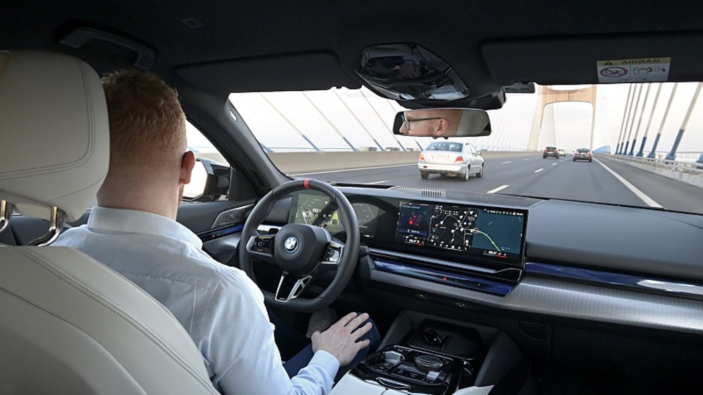 Technology: BMW i5 with Autobahn Assistant in a self-experiment: hands in your lap