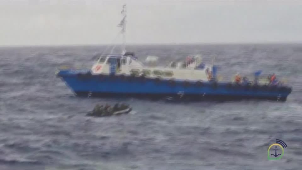 Video: Brasilianische Marine beschlagnahmt Schiff voller Drogen