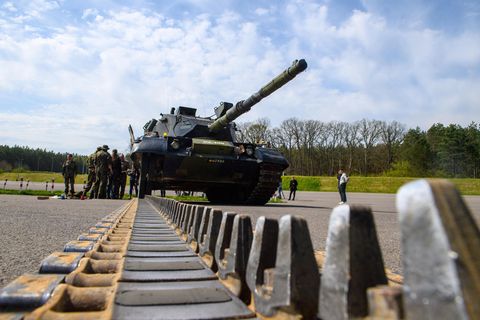 Ukrainische Soldaten trainieren in Sachsen-Anhalt an einem Leopard 1-Panzer