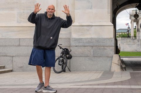 Senator John Fetterman winkt auf dem Capitol Hill in Washington Medienvertretern zu