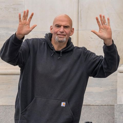 Senator John Fetterman winkt auf dem Capitol Hill in Washington Medienvertretern zu