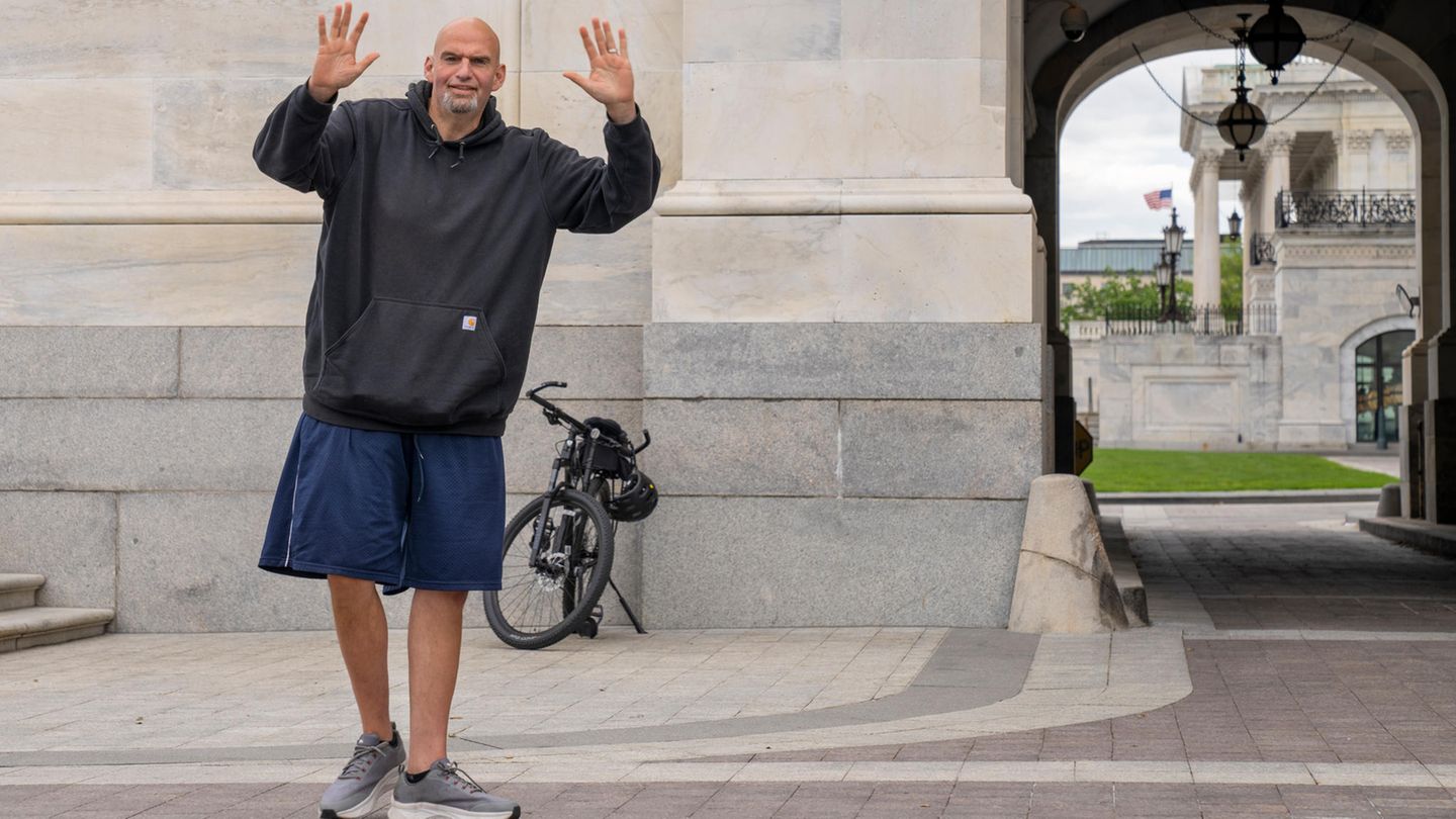 Senator John Fetterman winkt auf dem Capitol Hill in Washington Medienvertretern zu