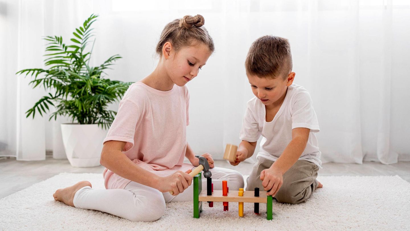 Wie viele Einzelkinder gibt es in Deutschland? Kinder wachsen laut Statistischem Bundesamt häufiger mit Geschwistern als alleine auf. Fast 76 Prozent der Minderjährigen in Deutschland lebten 2018 mit ihren Geschwistern in einem Haushalt. Der Anteil der Einzelkinder ist demnach, anders als von vielen vermutet, in den letzten 20 Jahren nicht gesunken, sondern bewegt sich konstant um 25 Prozent. Derzeit sind es mehr als drei Millionen. Allerdings haben die meisten Kinder in Deutschland nur einen Bruder oder eine Schwester. Haushalte ab drei Kinder sind seltener als Familien mit Einzelkindern. Gerade einmal knapp 400 Kinder in Deutschland leben mit mindestens vier Geschwistern oder mehr. Tag der Geschwister ist übrigens jedes Jahr am 10. April.