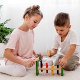 Kinder wachsen laut Statistischem Bundesamt häufiger mit Geschwistern als alleine auf. Fast 76 Prozent der Minderjährigen in Deutschland lebten 2018 mit ihren Geschwistern in einem Haushalt. Der Anteil der Einzelkinder ist demnach, anders als von vielen vermutet, in den letzten 20 Jahren nicht gesunken, sondern bewegt sich konstant um 25 Prozent. Derzeit sind es mehr als drei Millionen. Allerdings haben die meisten Kinder in Deutschland nur einen Bruder oder eine Schwester. Haushalte ab drei Kinder sind seltener als Familien mit Einzelkindern. Gerade einmal knapp 400 Kinder in Deutschland leben mit mindestens vier Geschwistern oder mehr.      Tag der Geschwister ist übrigens jedes Jahr am 10. April.