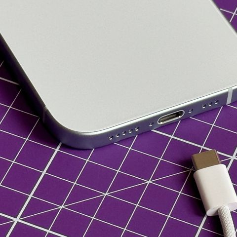 Alle iPhone 15 bringen USB-C mit – und ein schickes geflochtenes Kabel dazu