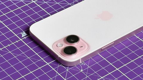 Die Kamera ist eines der Highlights der neuen iPhone 15. Hier gut zu sehen: Die schicke Glasrückseite lässt auch die Kamera transparent vom Gehäuse hervortreten