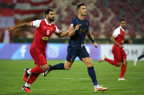 Cristiano Ronaldo im Zweikampfduell mit Hossein Kanani von FC Persepolis