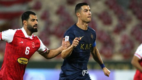 Cristiano Ronaldo im Zweikampfduell mit Hossein Kanani von FC Persepolis