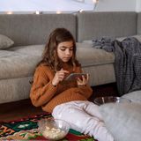 Viele Kinder bekommen ihr erstes Smartphone im Alter von sechs bis elf Jahren. Das sagte die Hälfte der Eltern bei einer Befragung durch das Meinungsforschungsinstitut You Gov. Etwas über ein Drittel gab an, dass ihre Kinder erst zwischen 12 und 14 Jahren ein Smartphone bekommen haben. Und vier Prozent gaben an, ihrem Kind ab drei Jahren ein Smartphone geben zu wollen oder das bereits getan zu haben. Das Smartphone gehört aber bei mehr als der Hälfte der Kinder mittlerweile zum Schulanfang wie die Schultüte, zeigen Bitkom-Daten. Bis sie volljährig sind, hat so gut wie jedes Kind in Deutschland ein entsprechendes Gerät. Im Schnitt verbringen Kinder und Jugendliche von sechs bis 18 Jahren täglich 111 Minuten im Internet. Surfen dürfen die meisten dann auch ohne Limit: Weniger als ein Drittel der Kinder gibt an, dass ihre Internet-Zeit von den Eltern begrenzt wird.