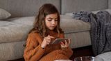 Viele Kinder bekommen ihr erstes Smartphone im Alter von sechs bis elf Jahren. Das sagte die Hälfte der Eltern bei einer Befragung durch das Meinungsforschungsinstitut You Gov. Etwas über ein Drittel gab an, dass ihre Kinder erst zwischen 12 und 14 Jahren ein Smartphone bekommen haben. Und vier Prozent gaben an, ihrem Kind ab drei Jahren ein Smartphone geben zu wollen oder das bereits getan zu haben. Das Smartphone gehört aber bei mehr als der Hälfte der Kinder mittlerweile zum Schulanfang wie die Schultüte, zeigen Bitkom-Daten. Bis sie volljährig sind, hat so gut wie jedes Kind in Deutschland ein entsprechendes Gerät. Im Schnitt verbringen Kinder und Jugendliche von sechs bis 18 Jahren täglich 111 Minuten im Internet. Surfen dürfen die meisten dann auch ohne Limit: Weniger als ein Drittel der Kinder gibt an, dass ihre Internet-Zeit von den Eltern begrenzt wird.