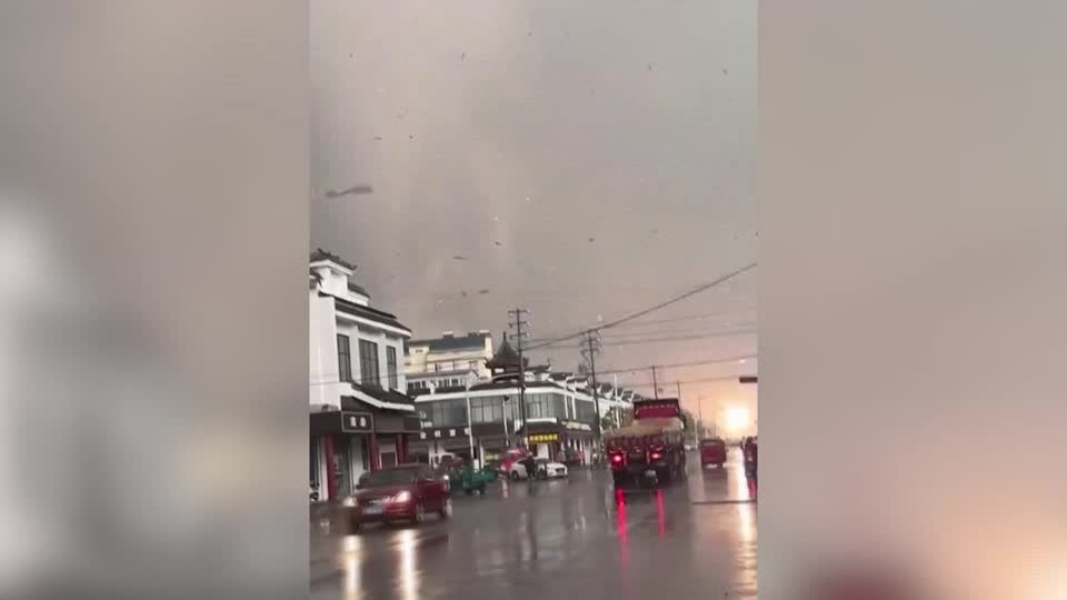 Video: Wirbelsturm zieht durch chinesische Stadt