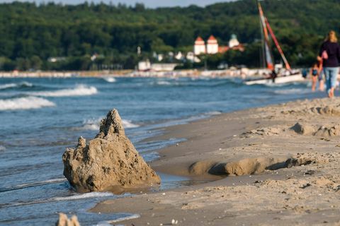 Ein Strand an der Ostsee. Wo genau es zu der tödlichen Vibrionen-Infektion kam, geht aus der Meldung der zuständigen Gesundheitsbehörde nicht hervor.
