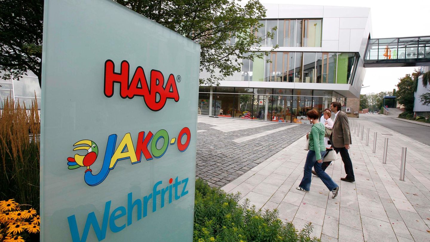 Prominente Pleiten: Haba Der oberfränkische Spielzeughersteller Haba hat Mitte September 2023 Insolvenz in Eigenverwaltung angemeldet. Haba blickt auf eine 85-jährige Firmengeschichte zurück und ist unter anderem bekannt für Holzspielzeug und seinen Brettspiel-Klassiker "Obstgarten". Erst im August 2023 hatte Haba verkündet, die Kinderbekleidungsmarke Jako-o komplett einzustellen. Die Bereiche Spielwaren und Möbel sollten fortgeführt und im Rahmen des Insolvenzverfahrens saniert werden. Von 1700 Beschäftigten sollten nach der Sanierung 1000 übrig bleiben. Zum 1. März 2024 wurde das Insolvenzverfahren in Eigenregie beendet. Im August wurde ein weiterer Stellenabbau bekannt gegeben. Haba Der oberfränkische Spielzeughersteller Haba hat Mitte September 2023 Insolvenz in Eigenverwaltung angemeldet. Haba blickt auf eine 85-jährige Firmengeschichte zurück und ist unter anderem bekannt für Holzspielzeug und seinen Brettspiel-Klassiker "Obstgarten". Erst im August 2023 hatte Haba verkündet, die Kinderbekleidungsmarke Jako-o komplett einzustellen. Die Bereiche Spielwaren und Möbel sollten fortgeführt und im Rahmen des Insolvenzverfahrens saniert werden. Von 1700 Beschäftigten sollten nach der Sanierung 1000 übrig bleiben. Zum 1. März 2024 wurde das Insolvenzverfahren in Eigenregie beendet. Im August wurde ein weiterer Stellenabbau bekannt gegeben.